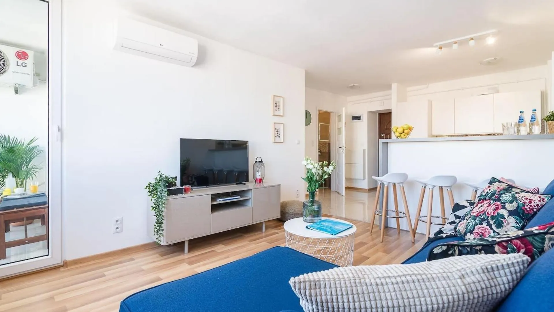 Navy Aesthetic Apartment With Balcony By Noclegi Renters Warsaw